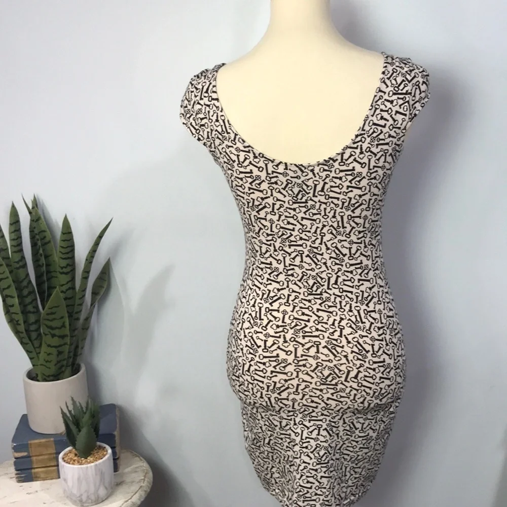 Divided Key dress - Picture 5 of 7